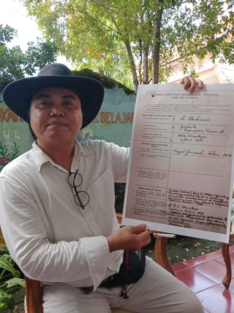 Binhad Nurrohmat dari Titik Nol Soekarno menunjukkan arsip Soekarno tahun 1943 yang tertulis mula-mula sekolah di Ploso Djombang