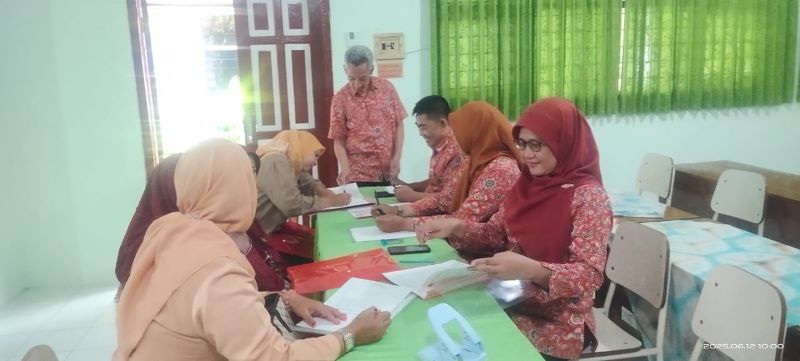 DAFTAR ULANG: Pendaftar dari jalur nilai rapor di SMPN 1 Mojosari melakukan daftar ulang, kemarin (12/6). Sekolah ini menjadi salah satu lembaga pendidikan negeri yang berhasil memenuhi pagu.