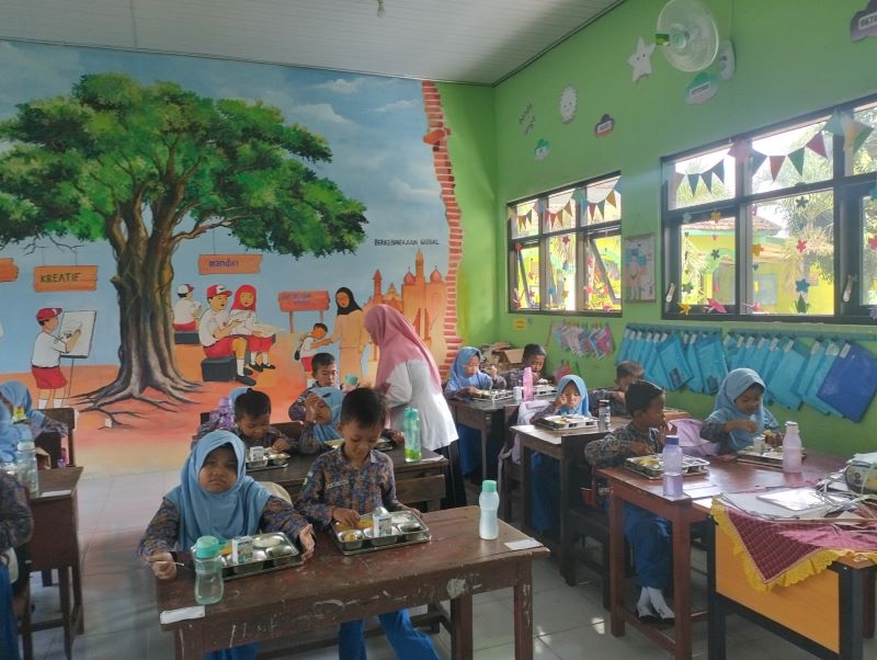 PERBAIKAN GIZI: Siswa tingkat MI di Kecamatan Puri menerima program MBG yang disalurkan SPPG terdekat sejak Senin (9/6) lalu.