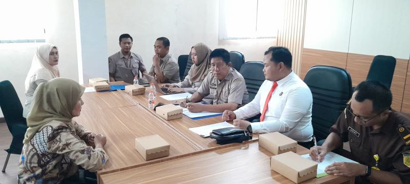 ATENSI: Penyidik PNS Bapenda Kabupaten Mojokerto berkolaborasi dengan Kejari Kabupaten Mojokerto melakukan pemeriksaan sekaligus penagihan uang pajak kepada oknum pemungut PBB di desa beberapa waktu .