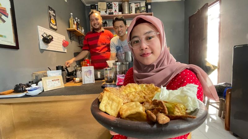 UNIK DAN BEDA: Owner Caffeine Meet Up Adi Budiardjo (tengah) dan barista Andre Agasi saat melayani customer di depan bartender, kemarin (12/6).&nbsp;