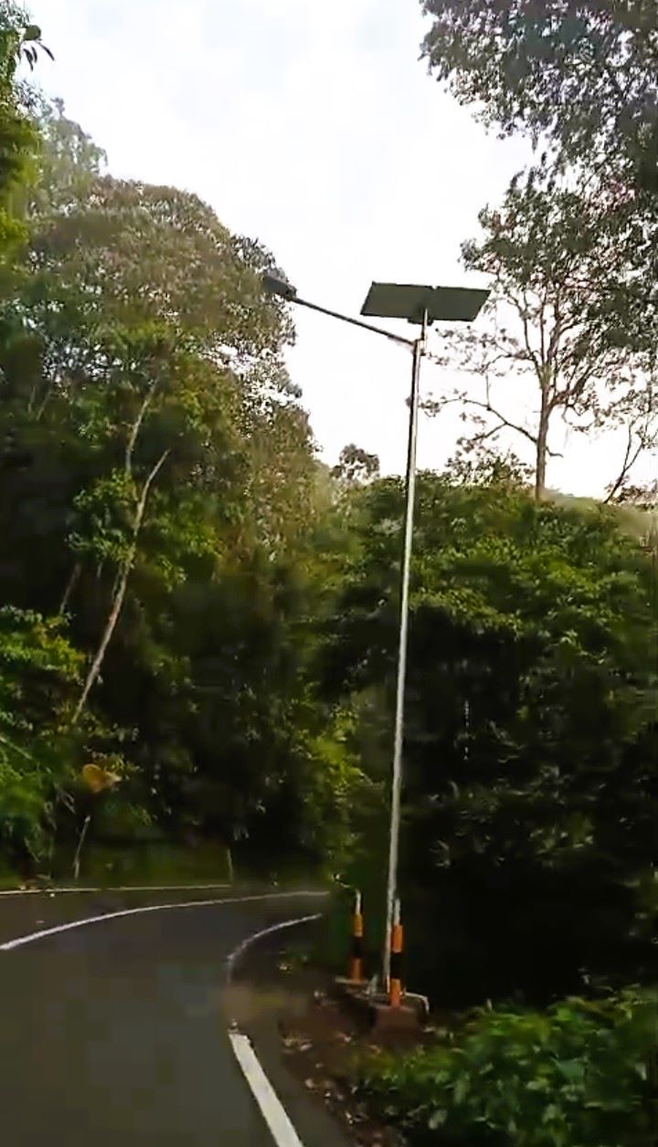 AKAN DIEVALUASI: Titik bekas longsor jalur Pacet-Cangar di Desa/Kecamatan Pacet, kini telah rampung dipasangi lampu penerangan jalan.