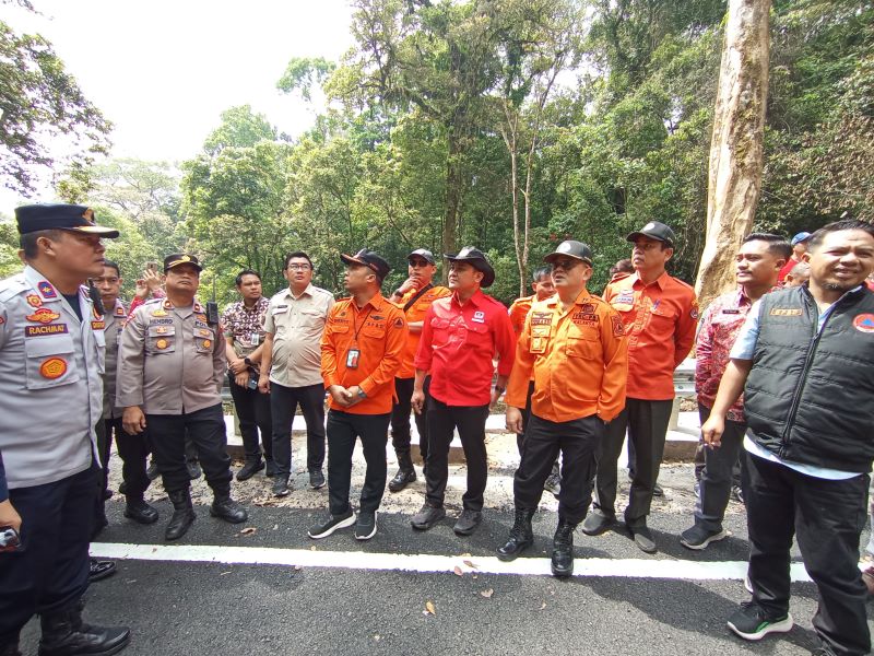 EVALUASI AKHIR: Instansi teknis dari Pemkab Mojokerto dan Pemprov Jatim mengevaluasi proyek rehabilitasi longsor jalur Pacet-Cangar di rest area Sendi, kemarin.