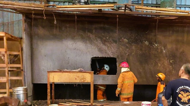 DIPADAMKAN: Petugas damkar BPBD Kabupaten Mojokerto memadamkan api yang membakar mesin blower pabrik kayu di Dusun Wonokerto, Desa Sekargadung, Kecamatan Pungging, kemarin.&nbsp;