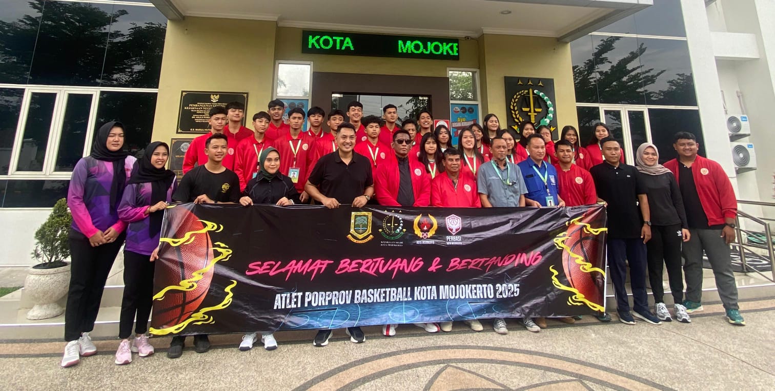 DUKUNG PENUH: Kajari Kota Mojokerto Bobby Ruswin, SH bersama kontingen tim Basket Kota Mojokerto untuk Porprov IX di Malang Raya, di kantor Kejaksaan Negeri Kota Mojokerto, Jumat (13/6).
