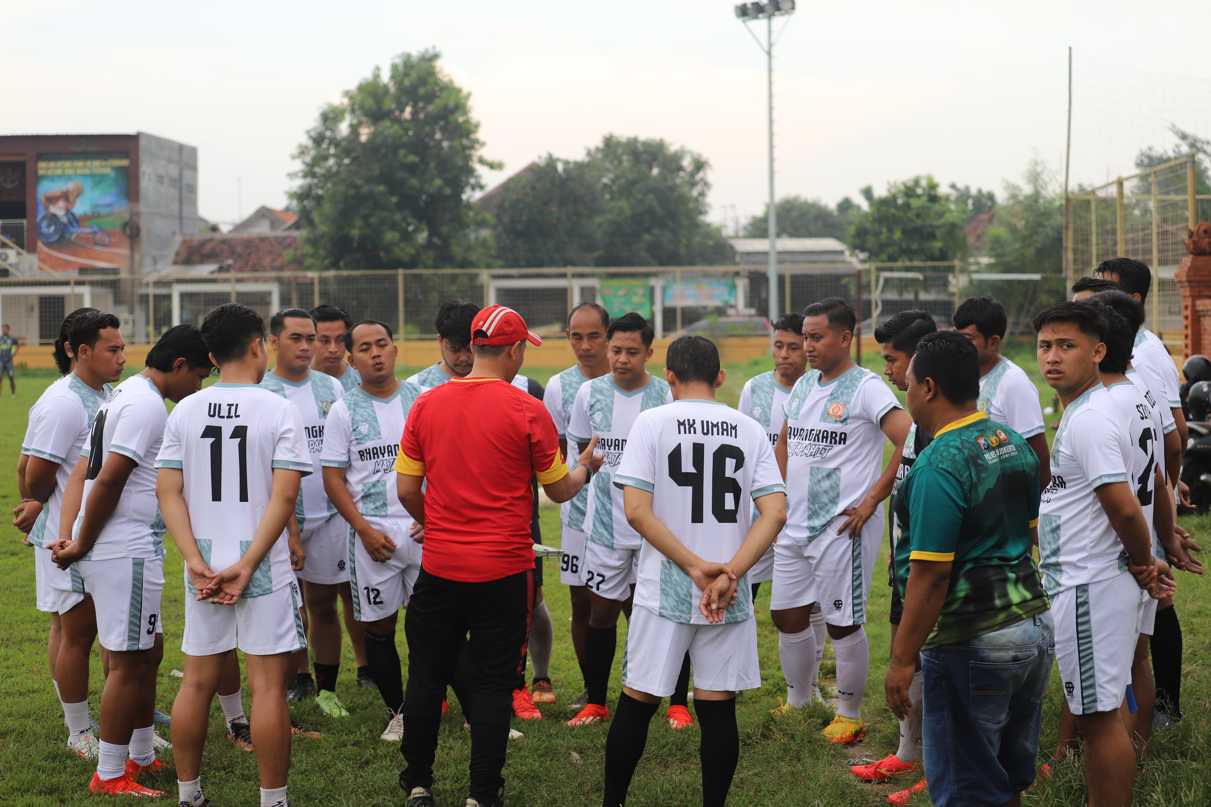 LATBER: Tim Polres Mojokerto bersiap menggelar latihan bersama tim senior gabungan Mojokerto Raya di Lapangan Panggreman, Kota Mojokerto, Jumat (13/6).
