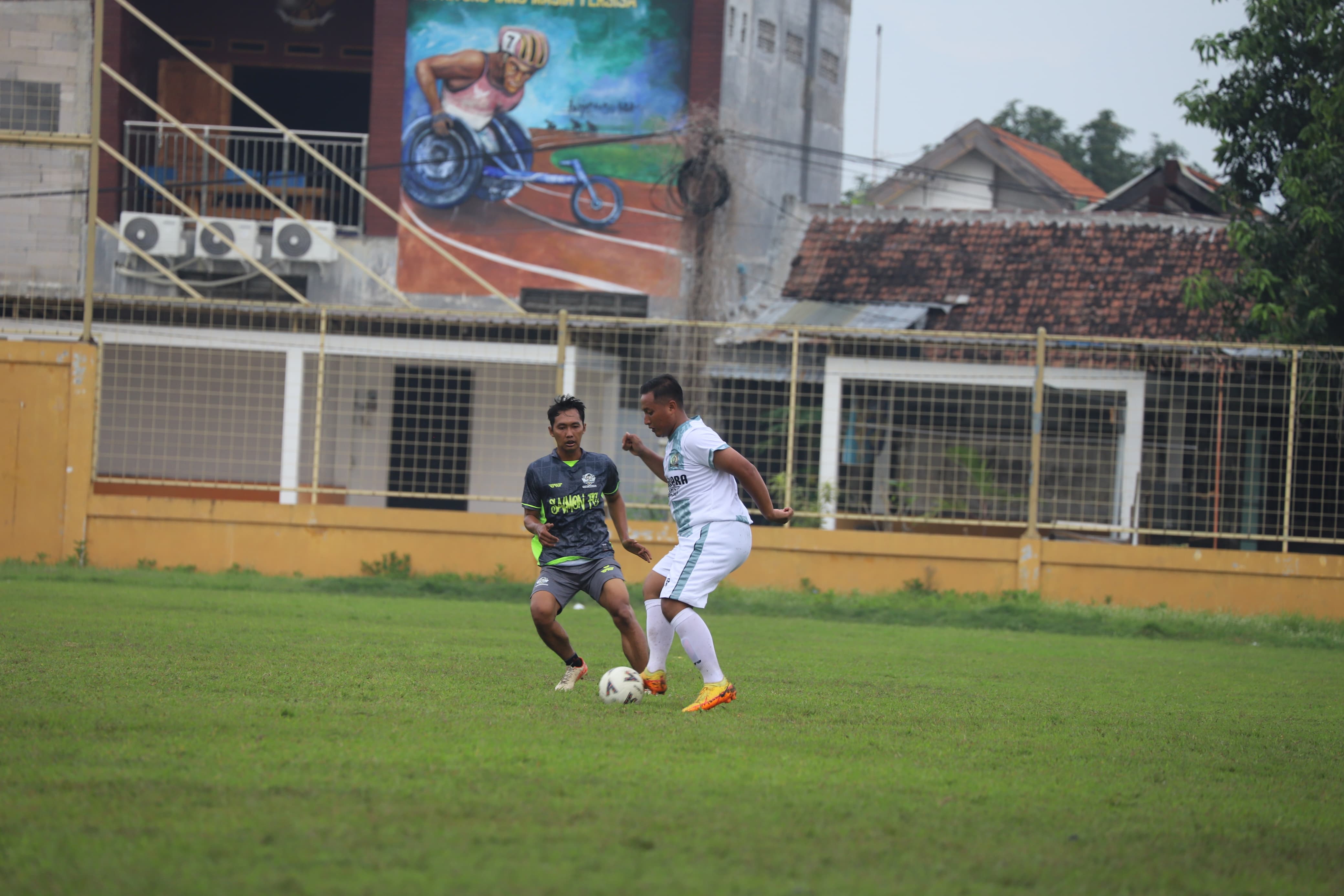 SERIUS: Pemain Polres Mojokerto menata bola dalam tekanan pemain lawan.