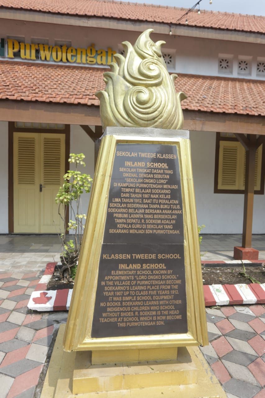 TETENGER: Tugu pengingat jejak Soekarno di SDN Purwotengah yang memuat narasi sejarah tentang masa kecil Sang Proklamator di Kota Mojokerto.