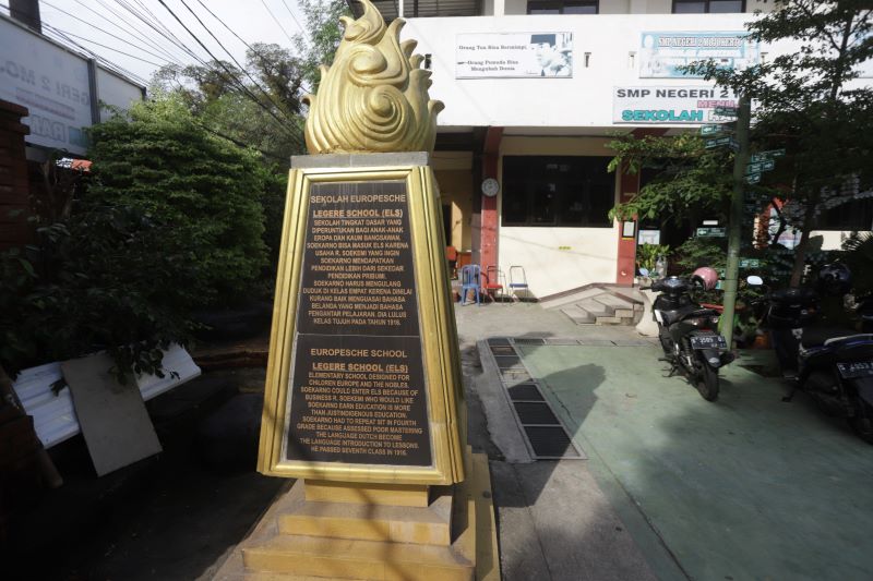 SALAH KONTEN: Kondisi tugu atau monumen Soekarno di SMPN 2 Kota Mojokerto. Selain sejumlah isi dinilai keliru dan salah penulisan, terlihat tugu telah aus dan mengalami kerusakan.