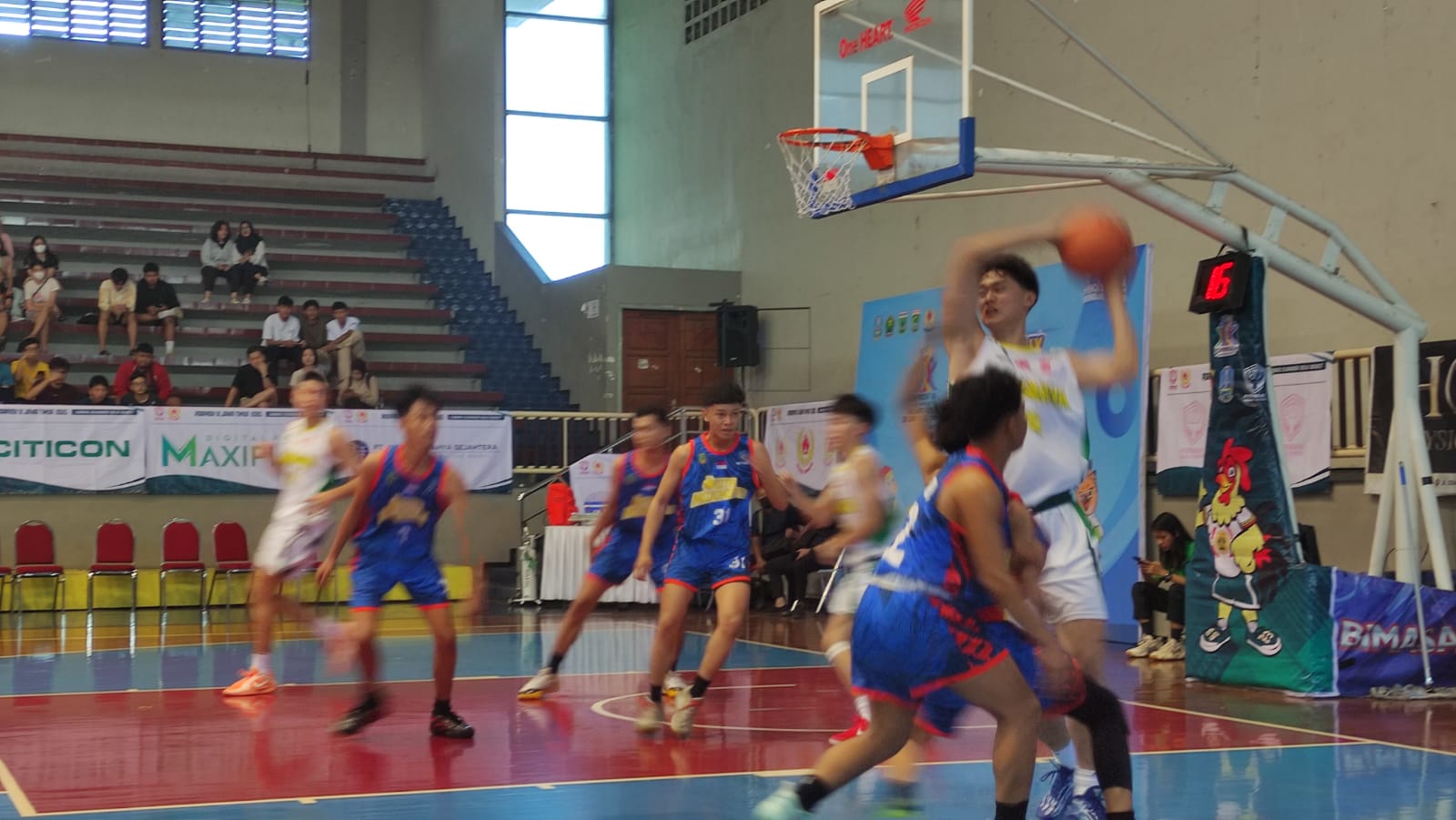 TAK IMBANG: Tim basket Porprov Kota Mojokerto ketika bertemu tim basket Porprov Kota Surabaya di GOR Bima Sakti, Malang dalam agenda Porprov IX, Sabtu (14/6).