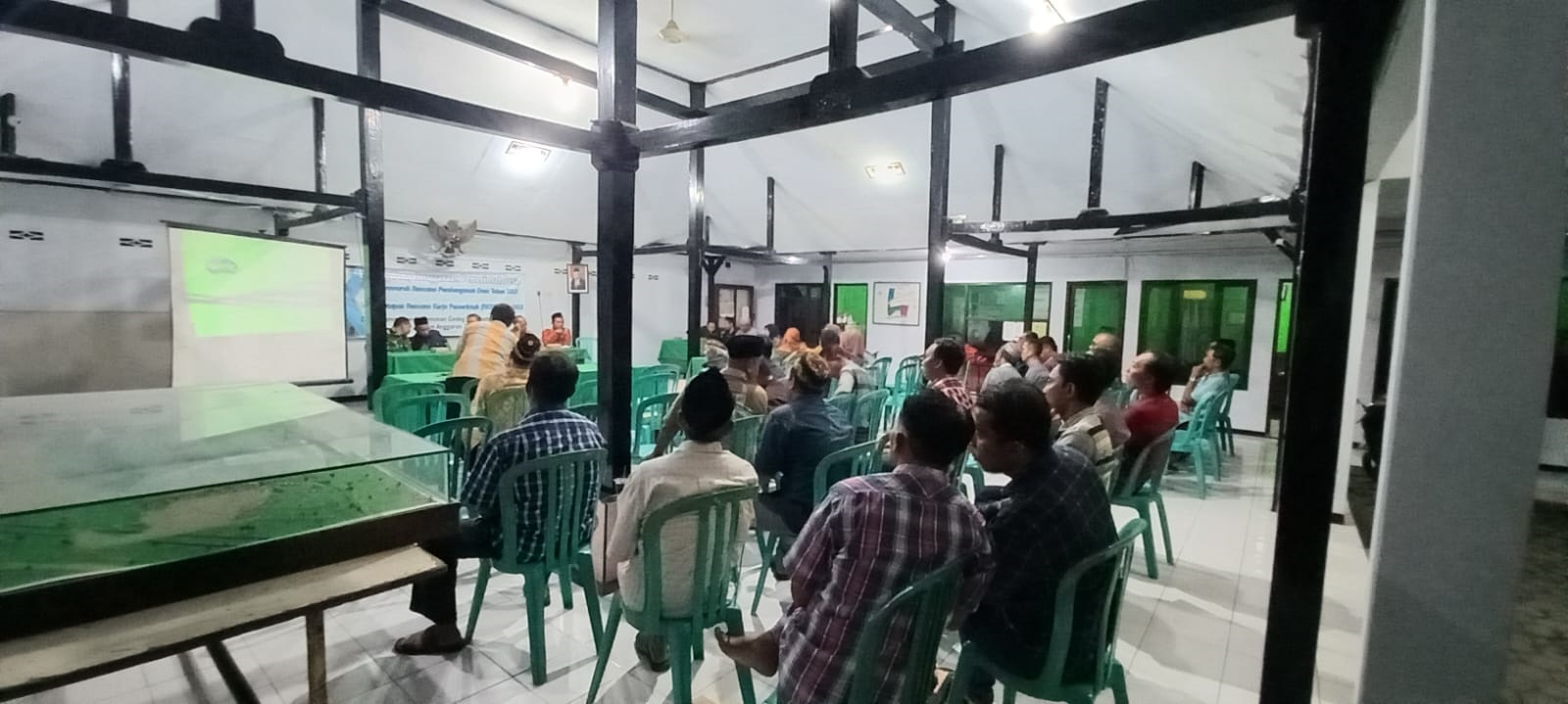 MENGAWALI: Pengurus BUMDes bersama perangkat Desa Kemantren menggelar rapat pembentukan unit usaha suplier bahan pangan MBG.