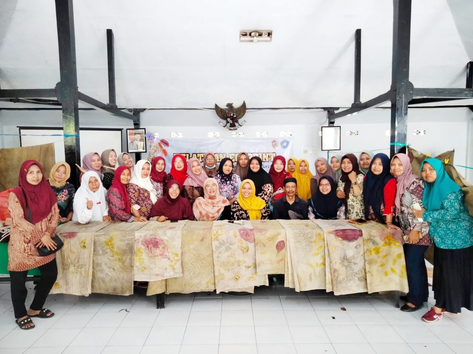 EKONOMI KREATIF: Puluhan kader PKK Desa Kemantren mengikuti pelatihan membatik ecoprint akhir tahun lalu.