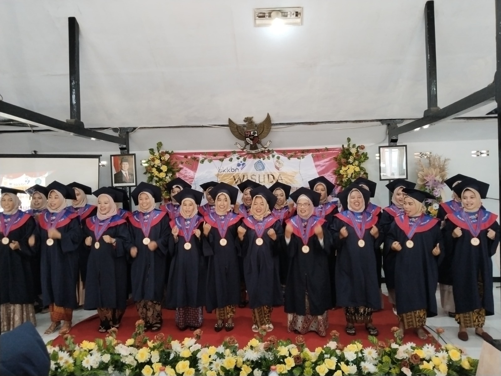 LULUS: Puluhan orang tua diwisuda setelah mengikuti program SOTH yang digelar Pemdes Kemantren, November 2024 lalu.