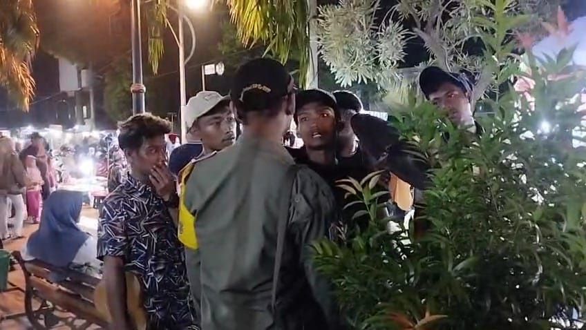 DIKELUHKAN: Petugas Satpol PP Kota Mojokerto memberi imbauan kepada pengamen di Alun-Alun Wiraraja, akhir pekan lalu.