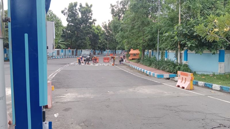 TINDAK TEGAS: Pekerja mengecat marka jalan di pintu retribusi otomatis di Terminal Kertajaya Kota Mojokerto kemarin.