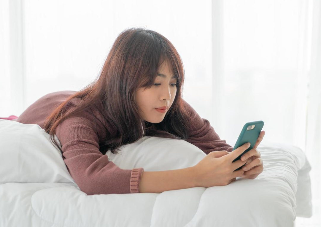 Waspada! Jangan Langsung Bermain HP Setelah Bangun Tidur, Dinilai Membawa Dampak Buruk Bagi Kesehatan
