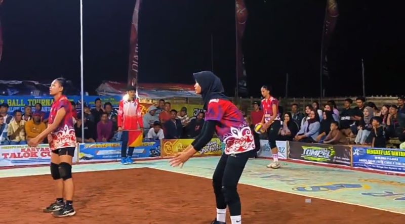 ANTUSIASME: Tim voli putri antardaerah se-Jawa Timur bertanding dalam turnamen voli yang digelar karang taruna Desa Talok, Kecamatan Dlanggu, Kamis (12/6).&nbsp;