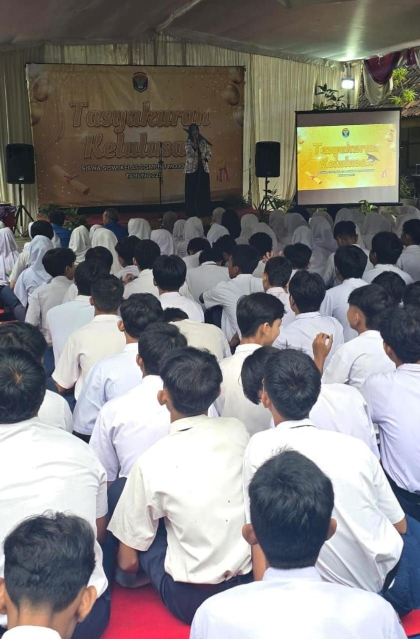 SEDERHANA: Kepala SMPN 7 Mojokerto Evi Poespito Hany memberikan apresiasi bagi siswa kelas IX dalam acara tasyakuran, kemarin (13/6).
