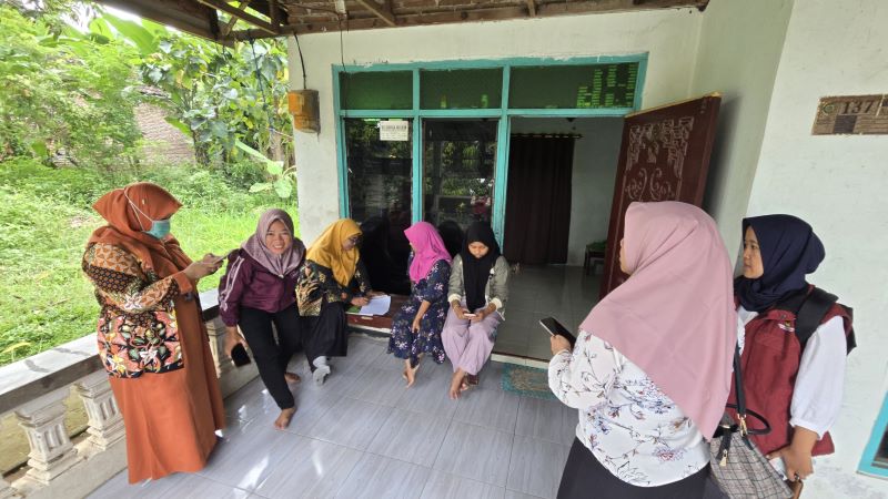 VERIFIKASI DAN VALIDASI: Pendamping PKH dari Dinas Sosial Kabupaten Mojokerto bersama BPS melakukan home visit kepada calon peserta didik Sekolah Rakyat mengawali tahun ajaran baru 2025/2026.