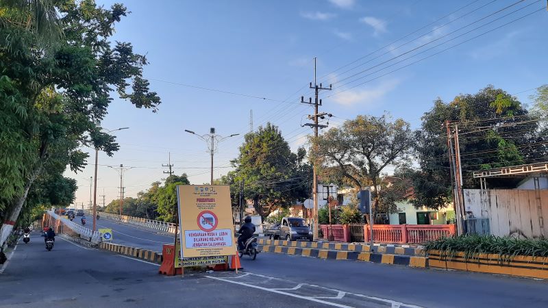 PEMBATASAN: Kendaraan roda enam ke atas dilarang melintasi jembatan Gajah Mada, Kota Mojokerto, selama masa perbaikan.