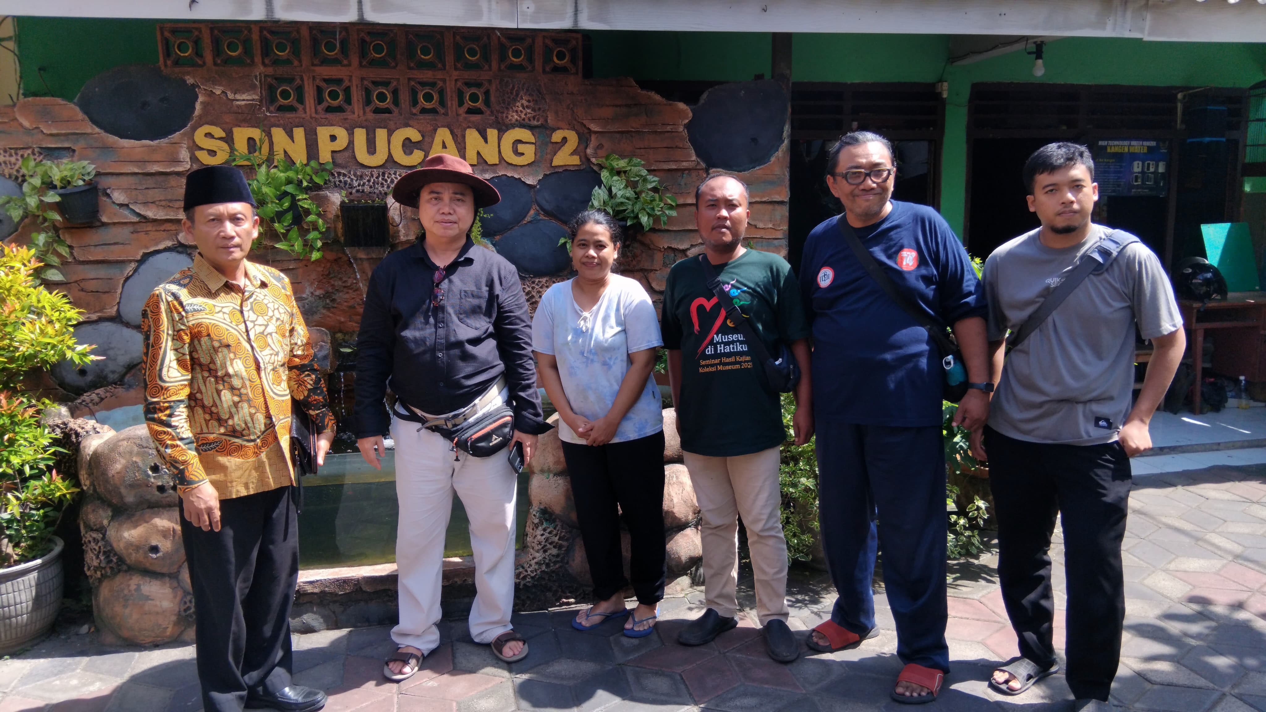 ON THE SPOT: Komunitas pemerhati sejarah ketika berada di SDN Pucang 2 yang dulunya Sekolah Ongko 2 di mana Bung Karno pernah belajar, Sabtu (14/6).