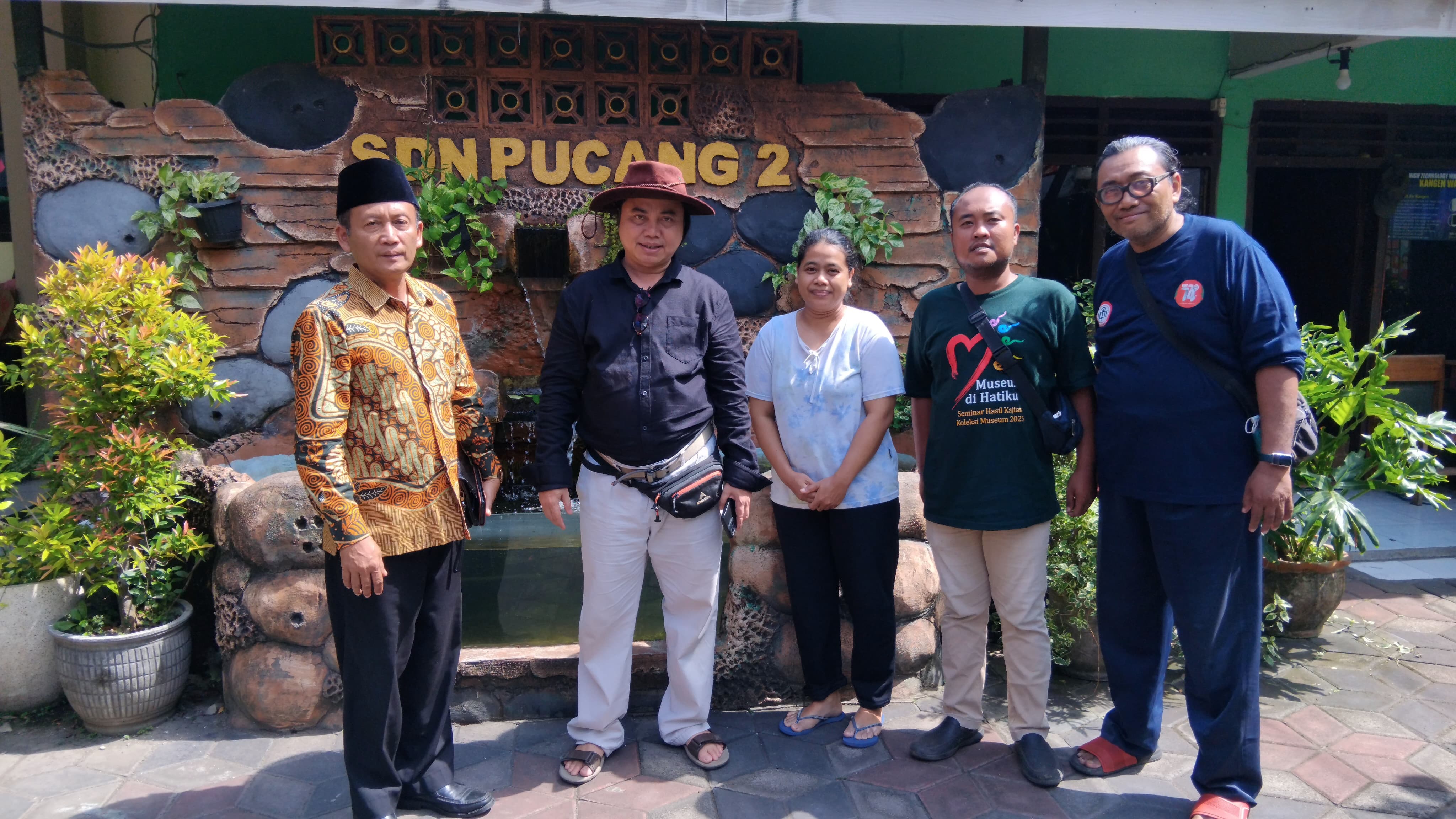 ON THE SPOT: Komunitas pemerhati sejarah ketika berada di SDN Pucang 2 yang dulunya Sekolah Ongko 2 di mana Bung Karno pernah belajar, Sabtu (14/6).