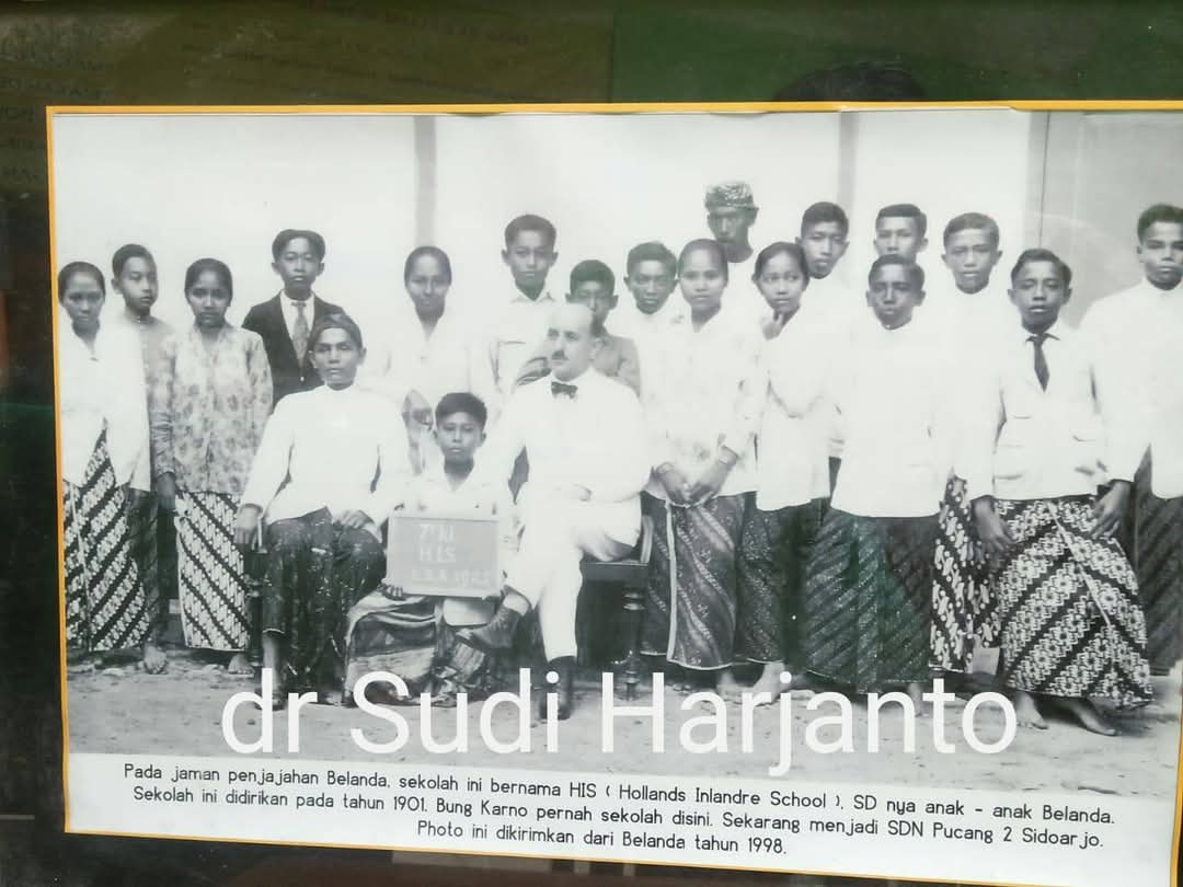 dokumen foto yang menerangkan kepala sekolah HIS yang kini menjadi SDN Pucang 2, Kabupaten Sidoarjo