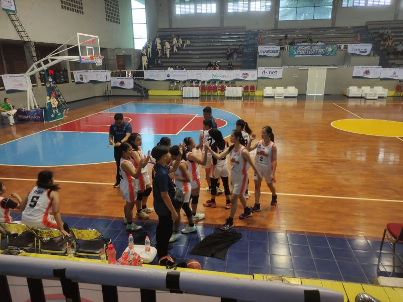 PERDANA: Penampilan perdana tim basket putri Kota Mojokerto melawan tim Kabupaten Pasuruan di laga Porprov IX di Malang, Minggu (15/6)