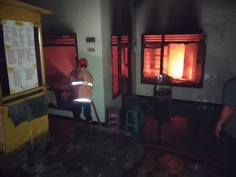 LUDES: Petugas damkar memadamkan kebakaran rumah di Jalan Brawijaya, Kota Mojokerto, kemarin (15/6).