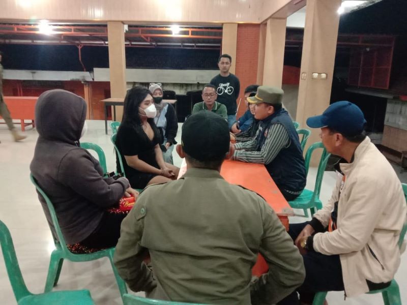 DITINDAK: Waria yang terciduk mangkal di Jalan Raya Desa Mlirip, Kecamatan Jetis, dibawa ke balai desa setempat untuk pemeriksaan, kemarin (15/6) dini hari.