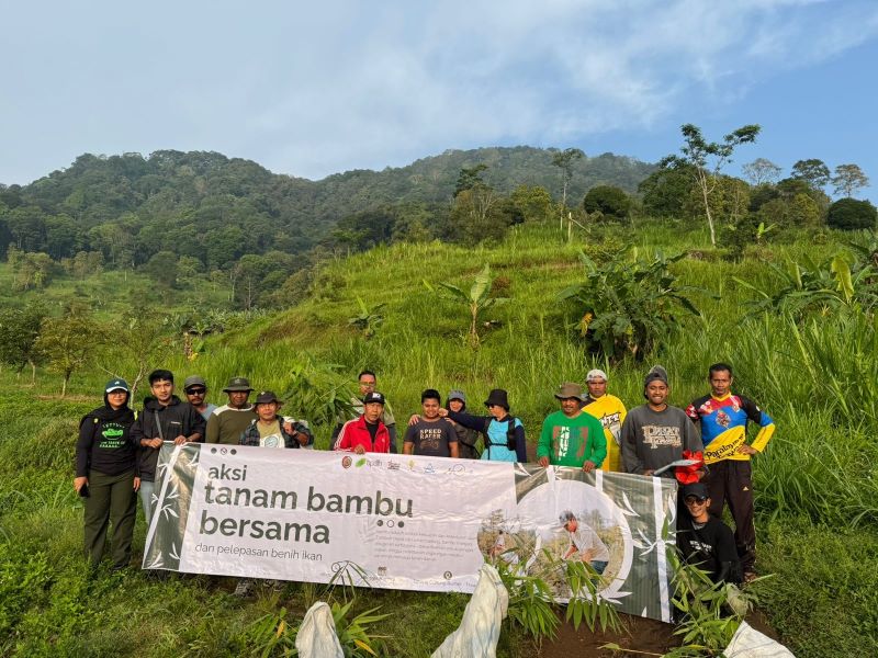 GUYUB RUKUN: Anak-anak muda Trawas bersama pegiat lingkungan We-Hasta, Aliansi Air, dan Jaga Semesta menanam bibit bambu bersama di Hutan Gunung Botak Trawas.