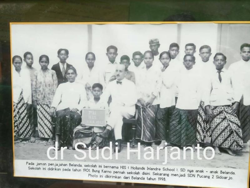OTENTIK: Sebuah reproduksi foto zaman Kolonial Belanda koleksi anak turun kepala sekolah Ongko Loro yang dulu masih berbentuk HIS, Klassen. Foto itu ditunjukkan saat anak turun Klassen mengunjungi SDN