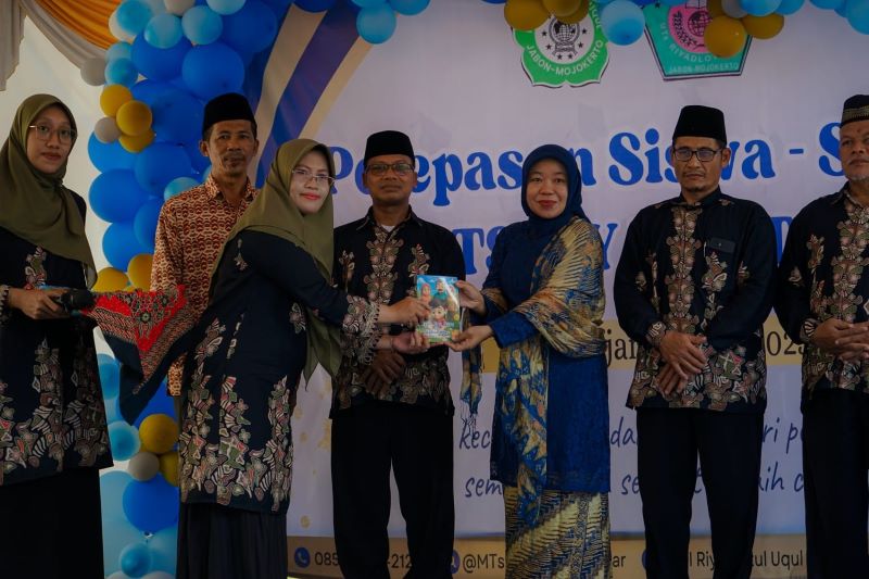 ISTIMEWA: Pelepasan siswa kelas VI dan IX MI-MTs Riyadlotul Uqul Jabon, Kecamatan Mojoanyar, Mojokerto dibarengi peluncuran buku antologi puisi, Sabtu (14/6).&nbsp;