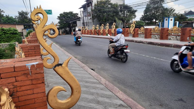 TAK TERAWAT: Kerusakan ornamen pada jembatan di ruas Jalan KH. Usman, Kelurahan Surodinawan, Kecamatan Prajurit Kulon, Kota Mojokerto.