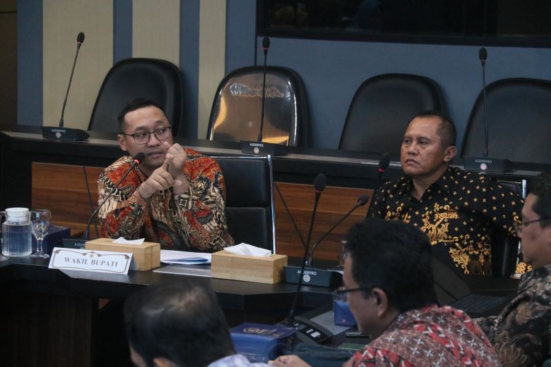 RAKOR: Wakil Bupati Mojokerto M. Rizal Oktavian memimpin rapat koordinasi penanganan antisipasi peningkatan kasus Covid-19 menindaklanjuti surat edaran Kementerian Kesehatan RI tentang antisipasi.