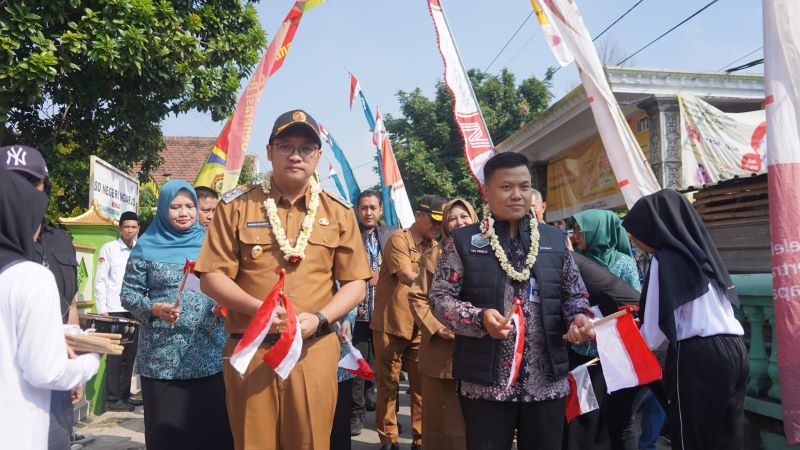 MASUK TIGA BESAR: Wakil Bupati Mojokerto M. Rizal Oktavian mendampingi dalam penilaian lapang perlombaan desa dan kelurahan Provinsi Jawa Timur 2025 di Desa Ngarjo, Kecamatan Mojoanyar, 3 Juni lalu.