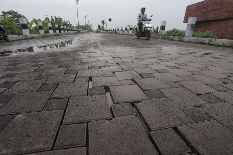 BERCELAH: Paving Jalan Ir Soekarno di kawasan TBM yang mengalami renggang dalam proses perbaikan, kemarin (17/6).
