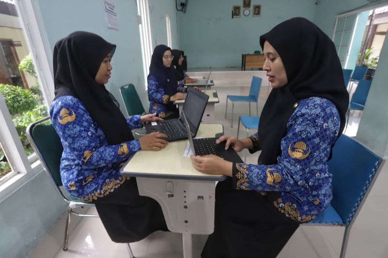 VERIFIKASI: Tim verifikator SMAN 1 Mojokerto memeriksa berkas pendaftaran calon siswa baru pada SPMB tahun lalu.