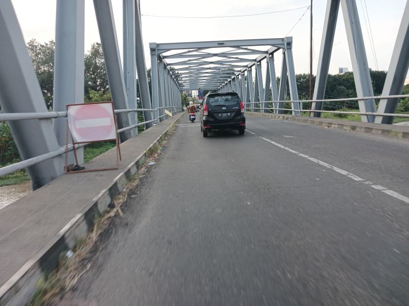 JADI PERHATIAN: Papan peringatan pekerjaan terpasang di Jembatan Gajah Mada, Kota Mojokerto, kemarin.