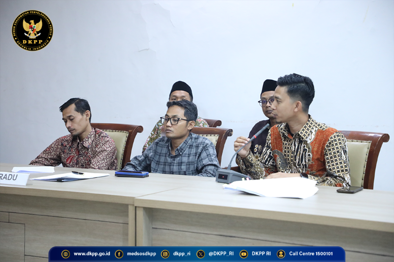 TAK TERBUKTI: Komisioner KPU Kota Mojokerto saat menjalani sidang pemeriksaan dugaan pelanggaran Kode Etik Penyelenggara Pemilu (KEPP) di kantor Bawaslu Jawa Timur, di Surabaya, pada 29 April lalu.