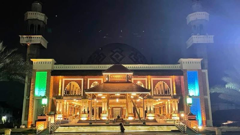 LEBIH INDAH: Masjid Agung Darussalam di Jalan Raya Desa Gemekan, Kecamatan Sooko, Kabupaten Mojokerto saat malam hari.