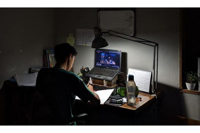 Mengenal Istilah Orbiting, Sudah Putus Namun Masih Suka Stalking Media Sosial Mantan?