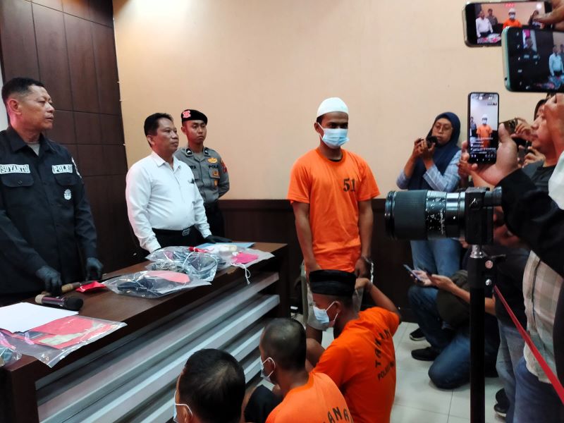 PESAKITAN: Kasus pembacokan yang dilakukan DE dibeberkan kepolisian saat konferensi pers di Mapolres Mojokerto, Senin (17/6).