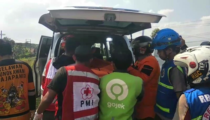 TAK BERNYAWA: Jasad korban dievakuasi ke kamar jenazah RSUD dr. Wahidin Sudiro Husodo Kota Mojokerto untuk divisum, Senin (16/6).