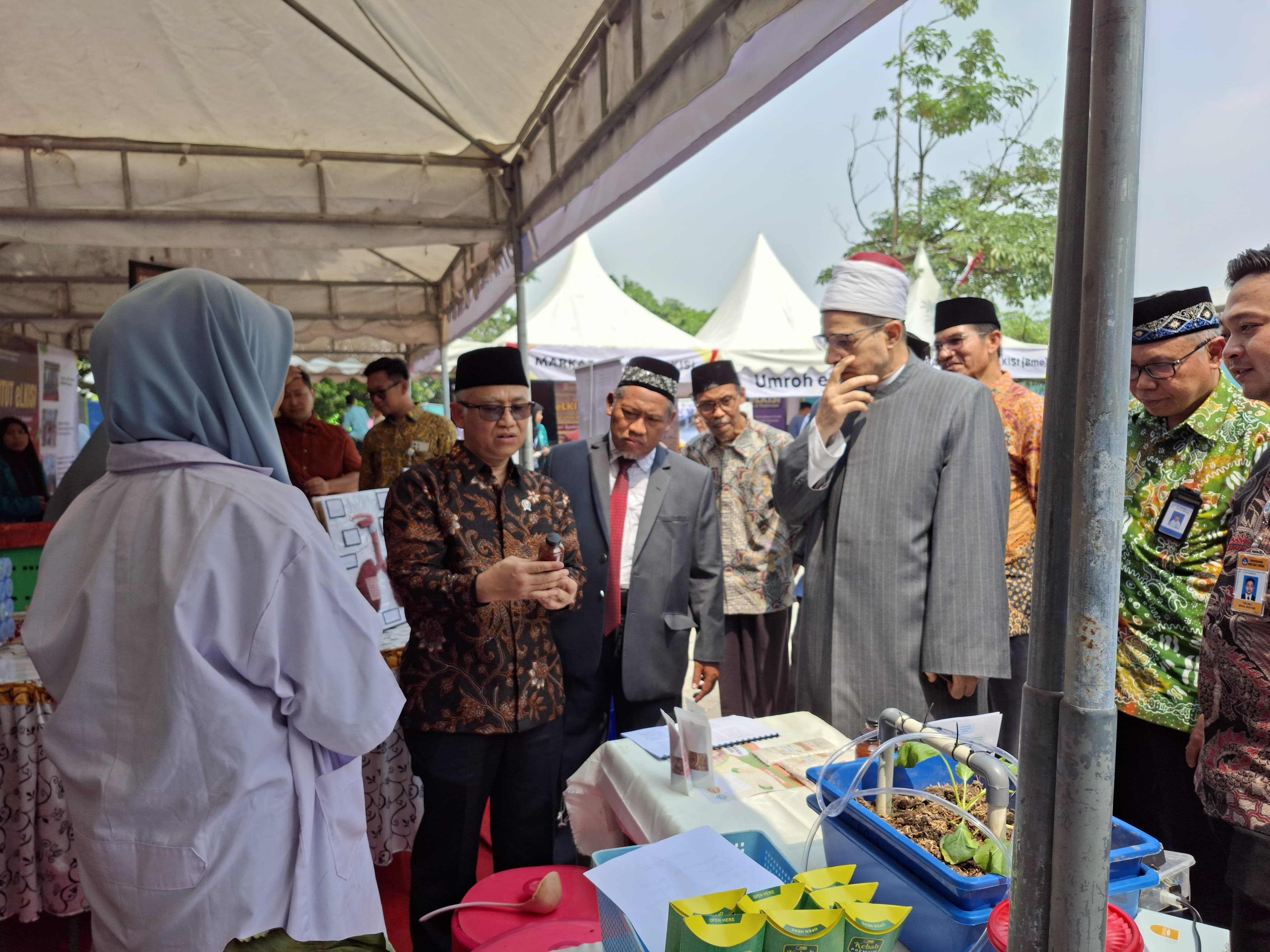 KUNJUNGAN: Prof. Atip Latipulhayat (kanan) saat tiba di PPIC eLKISI, didampingi Pengasuh PPIC eLKISI K.H. Fathur Rohman dan syekh dari Al-Azhar Mesir.