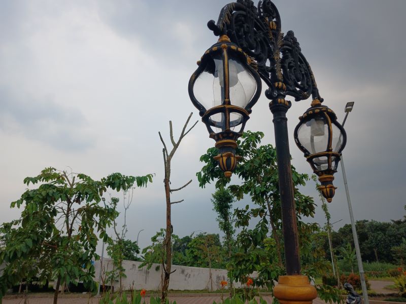 TAK TERAWAT: Kondisi lampu hias di taman terbuka kompleks TBM, Kota Mojokerto, yang pecah, kemarin (18/6).
