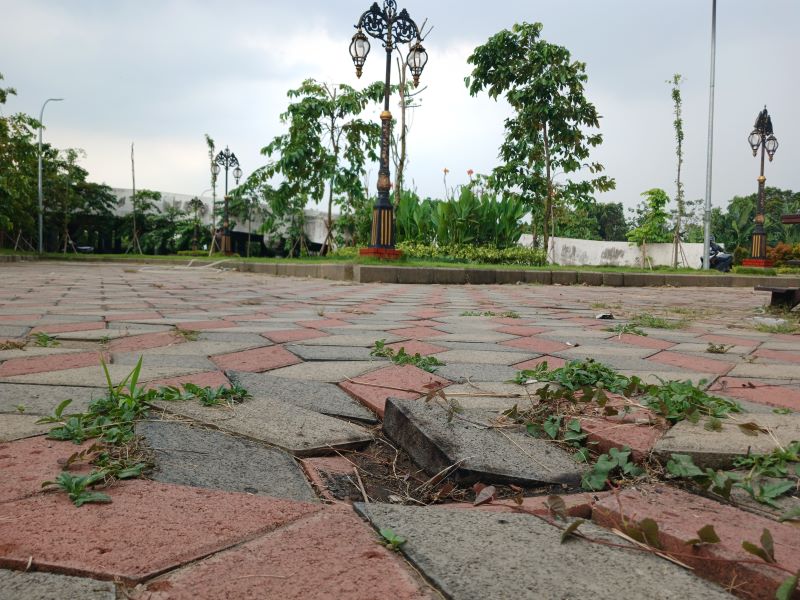 MIRIS: Lantai paving di taman terbuka kompleks TBM, Kota Mojokerto, rusak, kemarin (18/6).