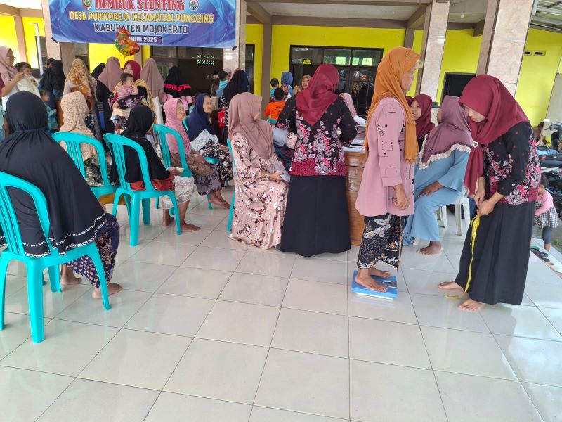 RAMAI: Masyarakat antusias dalam kegiatan Posyandu Balita dan Lansia di Dusun Purworejo.