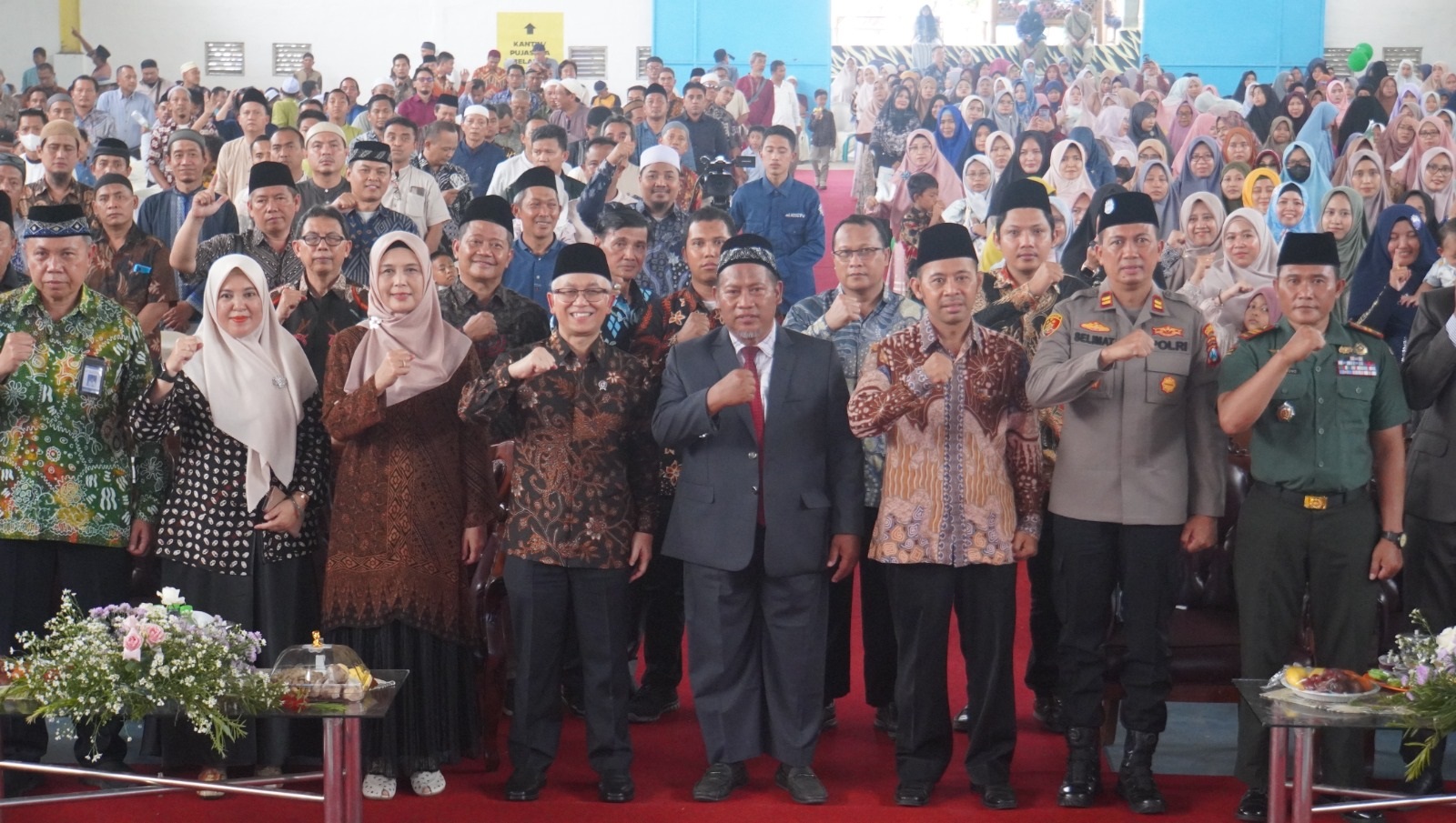 KOMPAK: Prof. Atip Latipulhayat (kanan) saat tiba di PPIC eLKISI, didampingi Pengasuh PPIC eLKISI K.H. Fathur Rohman foto bersama.