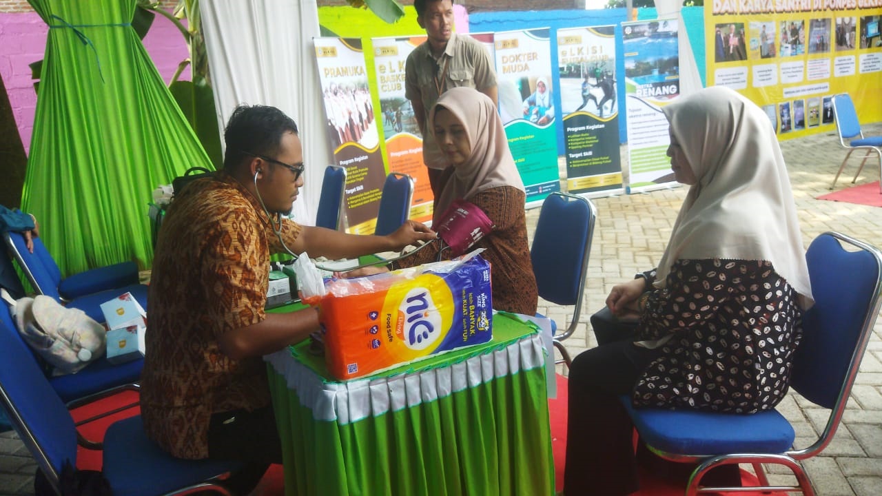 SOSIAL: Pengobatan dan cek kesehatan gratis pada Khotbatul Wada di eLKISI Mojokerto.